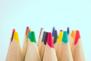 Beyaz arka plan üzerinde renkli kalemler kapatalım. Çizim araçları kavramı. Tonda