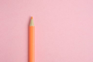 Turuncu pembe Kağıt arka plan üzerinde kalem. Yakın çekim. 