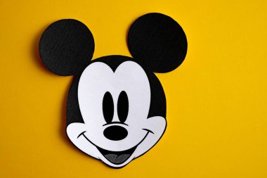 Rusya, St.Petersburg - 19 Kasım 2018: siyah ve beyaz yüz Mickey Mouse sarı bir arka plan üzerinde kağıt bitti.