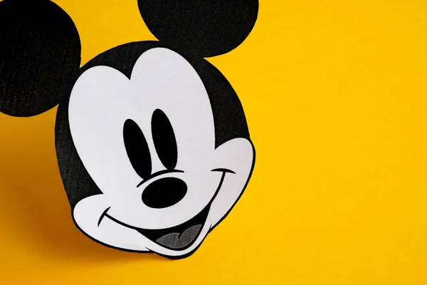 Rusya, St.Petersburg - 19 Kasım 2018: siyah ve beyaz yüz Mickey Mouse sarı bir arka plan üzerinde kağıt bitti.