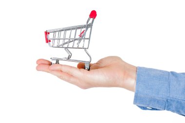 Alışveriş kavramı. Mavi gömlekli bir adam bir sepeti beyaz zemin üzerine onun elinde tutar. İzole.