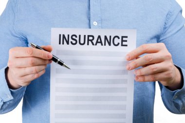 Sigorta imzalamak için kavram teklifi. Mavi gömlekli bir adam bir levha ile sigorta ve beyaz zemin üzerine kalem tutan.
