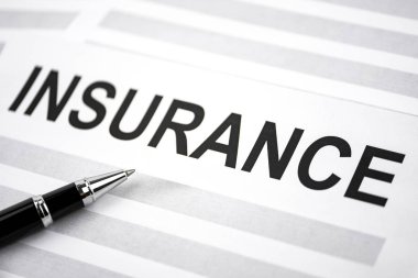 Sigorta belgelerin imzalanması kavramı. Kalemi kağıdına yalan kelime 