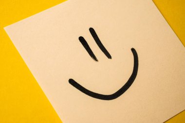 Office işten mutluluk kavramı. Sevinç sarı bir arka plan üzerinde bir yüz ile sarımsı etiket.