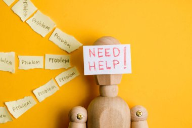 Kavramları sorunları çözmede yardım için ağlamak. Ahşap manken üzerinde 