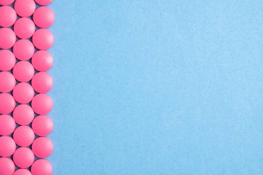 Pembe hap mavi zemin üzerine her iki tarafında satır. Kopya alanı.