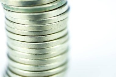 Beyaz bir arka plan üzerinde paralar yığını. Yakın çekim.