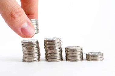 Para tasarruf birikimi kavramı. Bir yığın tasarruf bir artış gösteren sikkeler parmak tutun.