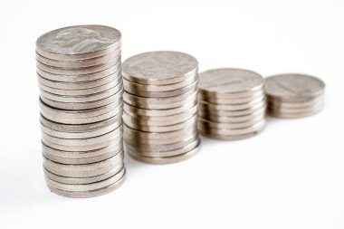 Büyüme tasarruf kavramı. Beyaz bir arka plan üzerinde artan para destesi.