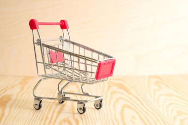 Mal satın alma kavramı. Beyaz ahşap doku özgeçmişlerine sepeti.