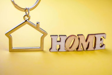 Bir özel ev ya da daire satın kavramı. Sarı bir arka plan üzerinde 