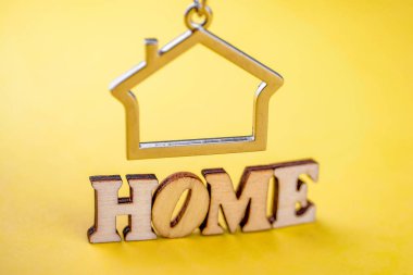 Bir özel ev ya da daire satın kavramı. Sarı bir arka plan üzerinde 