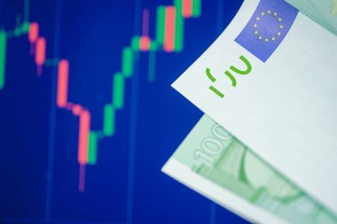 Sonbahar ve euro döviz kuru büyüme kavramı. Mavi grafik arka plan üzerinde 100 euro.