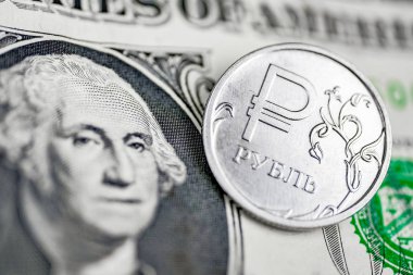 ABD Doları ve ruble mücadele kavramı. Bir dolarlık banknot üzerinde Rublesi işareti olan sikke.