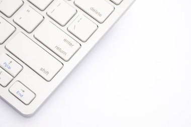 Beyaz klavye yakın çekim üzerinde beyaz bir arka plan.