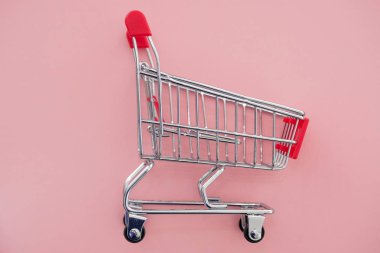 Narin pembe Kağıt arka plan üzerinde metal sepeti.