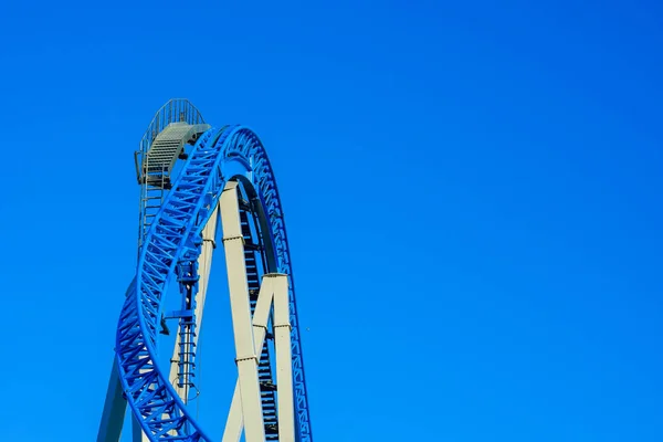 Strome Jazdy Roller Coaster Parku Przeciw Błękitne Niebo — Zdjęcie stockowe