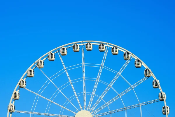 Grande Bella Ruota Panoramica Nel Parco Contro Cielo Blu — Foto Stock