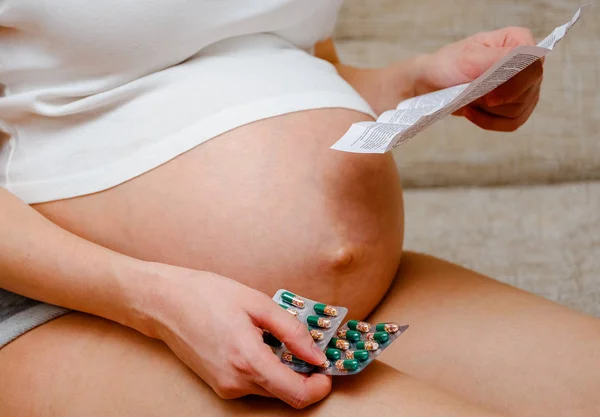 Une Fille Enceinte Dans Shirt Tient Des Pilules Des Instructions — Photo