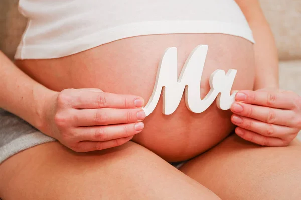 Tişörtlü Hamile Bir Kız Erkek Bebek Beklediğini Söyleyen Bay Kelimesini — Stok fotoğraf