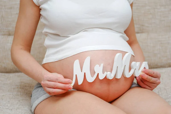 Een Zwanger Meisje Een Shirt Laat Zien Dat Een Baby — Stockfoto