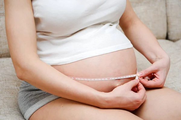 Egy Terhes Lány Egy Shirt Intézkedések Mennyire Megváltozott Hasát — Stock Fotó