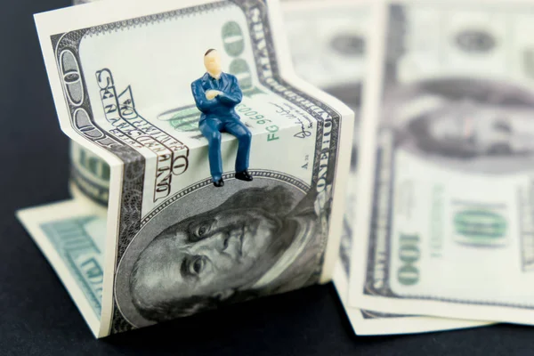 Концепция Финансового Брокера Человек Игрушка Сидит Банкноте Нашими Долларами — стоковое фото