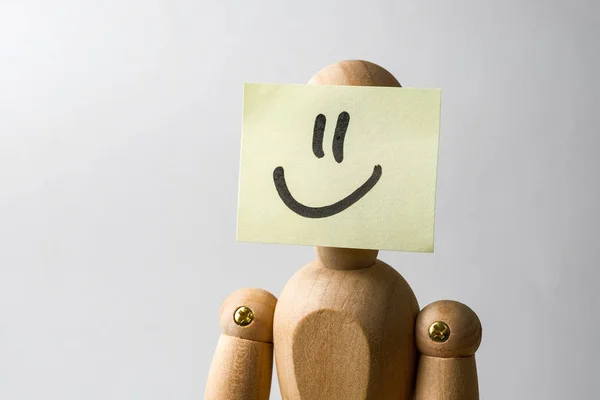 一个快乐的人的概念脸 木制人体模型 脸上贴着幸福或微笑的形象 — 图库照片