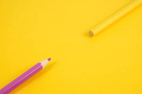 Concepto Del Nacimiento Las Ideas Lápiz Amarillo Púrpura Sobre Fondo — Foto de Stock