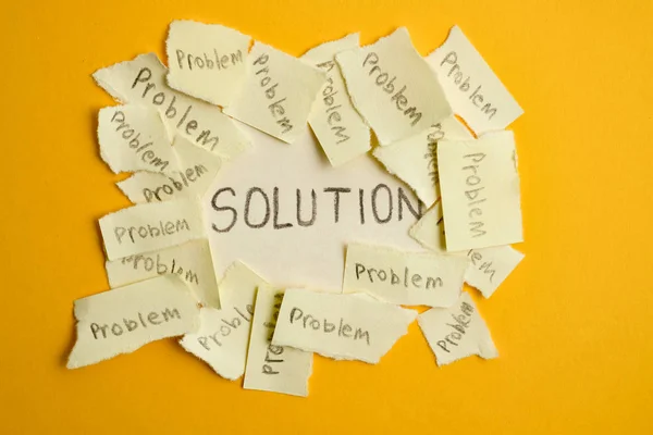 从一组未解决的问题中找到的解决方案的概念 字样的贴纸环绕着黄色背景上显示 解决方案 的贴纸 — 图库照片