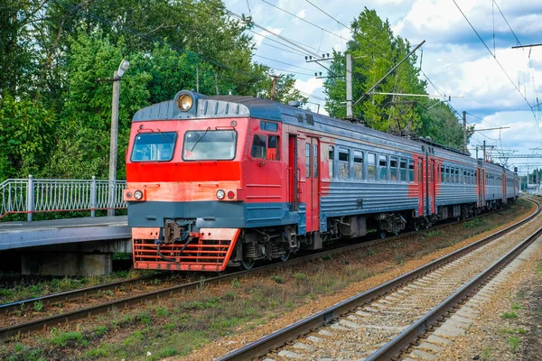 Elektrikli tren tren istasyonuna kadar yaz aylarında açık havada sürdü.