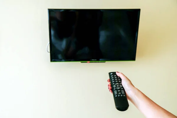 Kız Uzak Tutuyor Otelin Duvarında Televizyonda Açar — Stok fotoğraf
