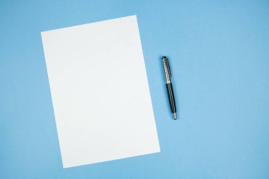 İle kalem mavi zemin üzerine beyaz kağıt levha.