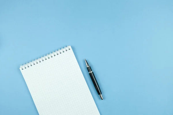 Kockás Notebook Fehér Papír Toll Kék Háttér — Stock Fotó