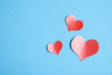 Metin için fazladan alan ile mavi bir arka plan üzerinde Hearts.