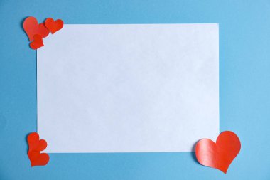 Büyük bir levha üzerinde bir aşk mesajı yazma kavramı.