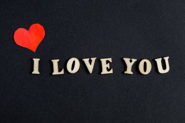 Aşk mesajı bir kalp ile süslenmiş metin.