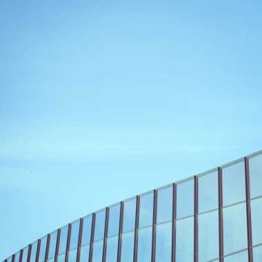 Binanın üst kısmındaki cam pencereler, modern bir bina vardır kare biçimi. Tonda.