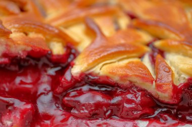 Hamur ürünleri vişne dolgulu kek. Yakın çekim. 