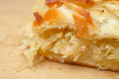 Pasta hamur ürünleri ahşap tahta üzerinde lahana ile. Yakın çekim. 