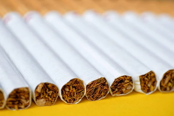 Vários Cigarros Clássicos Encontram Ângulo Sobre Fundo Amarelo Fechar — Fotografia de Stock