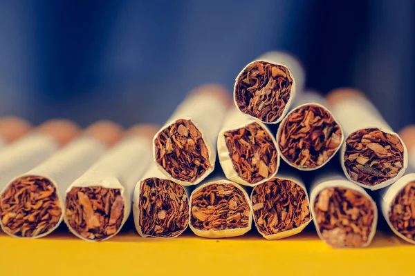 Vários Cigarros Estão Fundo Amarelo Fundo Preto Tonificado Fechar — Fotografia de Stock