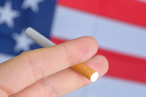 Dedos Segurando Cigarro Fundo Bandeira Americana Conceito Problemas Dependência Nicotina — Fotografia de Stock