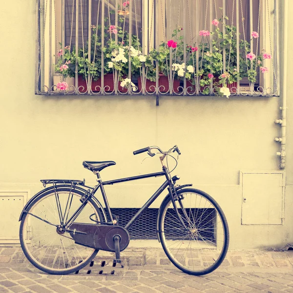 Bicicletta Vintage Vicino Alla Casa Con Finestra Fiori Sul Davanzale — Foto Stock