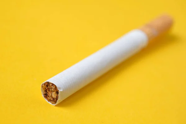 Een Sigaret Een Gele Achtergrond Close — Stockfoto