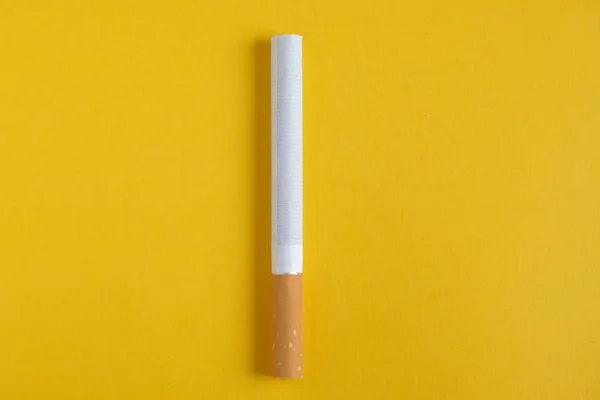 Sigaret Het Midden Een Gele Achtergrond Bovenaanzicht — Stockfoto