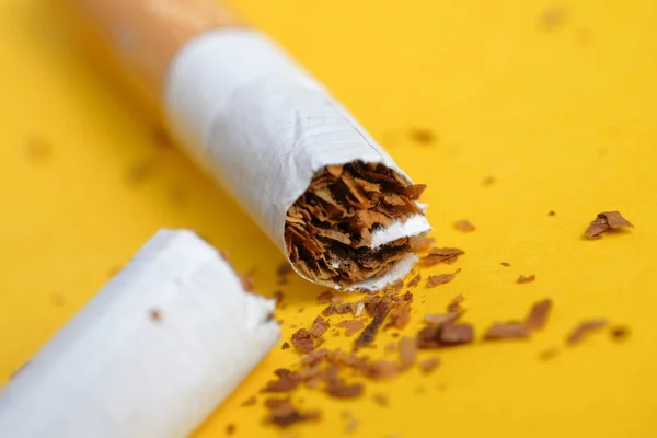 Gebroken Sigaret Doormidden Een Gele Achtergrond — Stockfoto