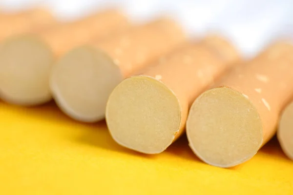 Filtros Cigarros Fundo Amarelo Fechar — Fotografia de Stock