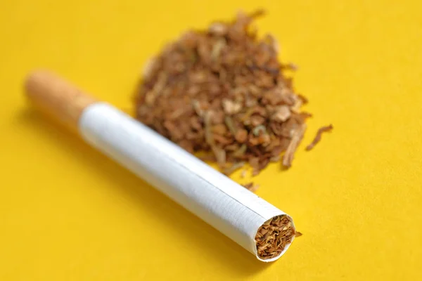 Uma Pilha Tabaco Com Cigarro Fundo Amarelo — Fotografia de Stock