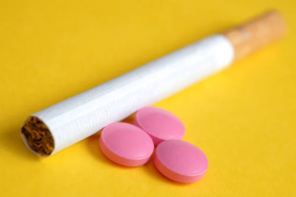 Roze Pillen Voor Nicotine Verslaving Ligt Naast Een Sigaret Een — Stockfoto